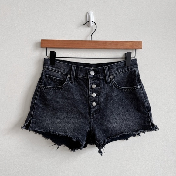 DENIM FORUM • The Yoko Exposed Button Short in Black - Picture 2 of 13
